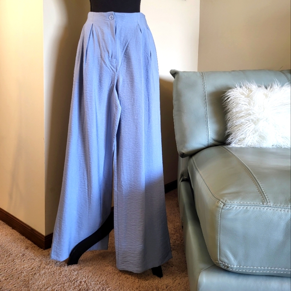 NWT Wide leg pants, high waisted. Size: L